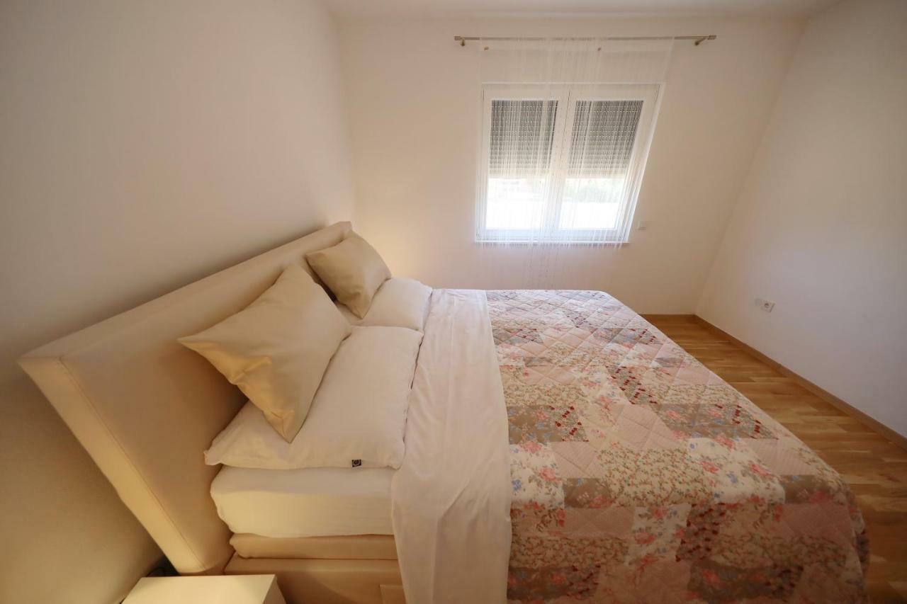 Apartmani Vlado Mitar Sukošan Exterior foto