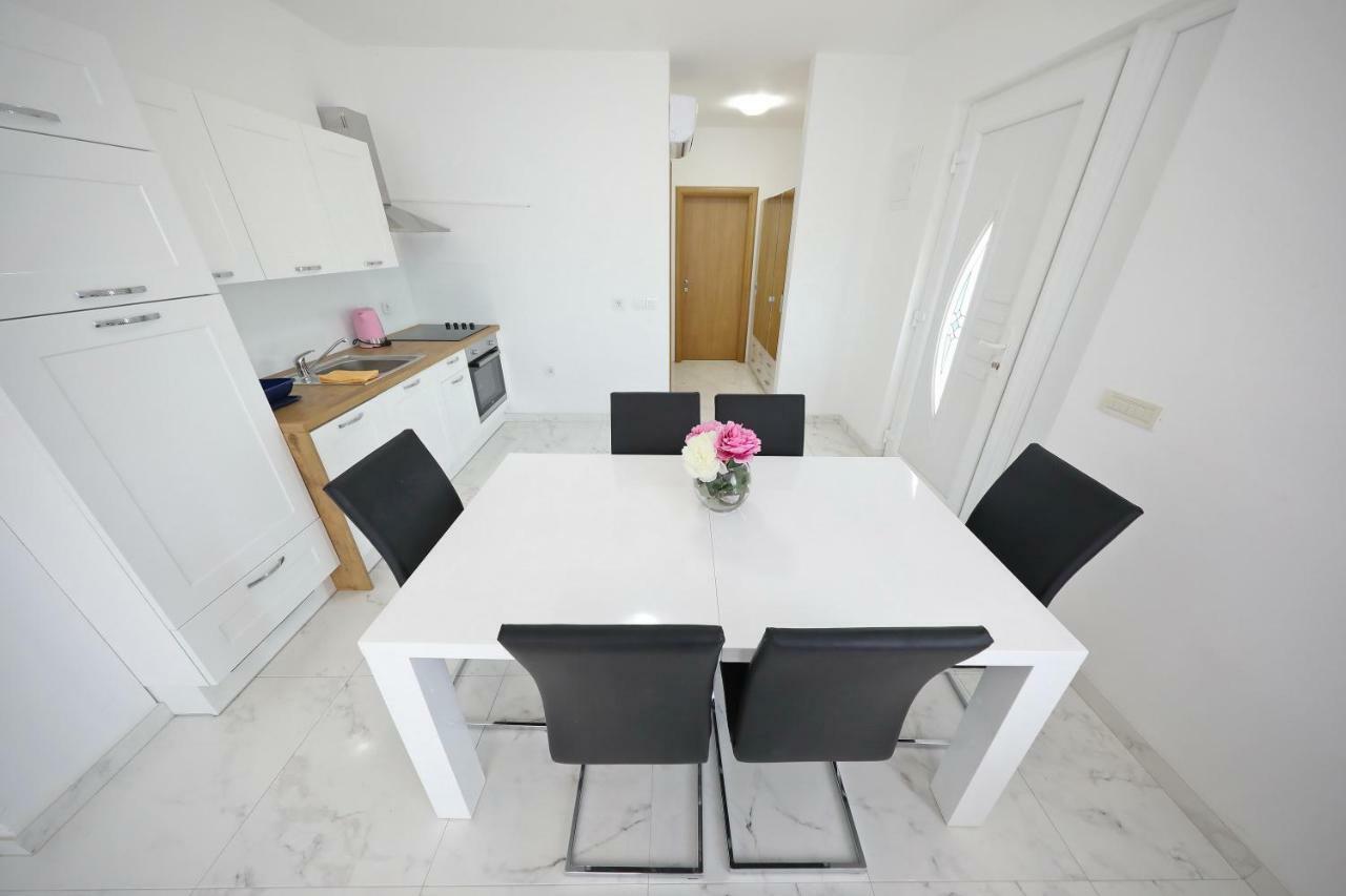 Apartmani Vlado Mitar Sukošan Exterior foto